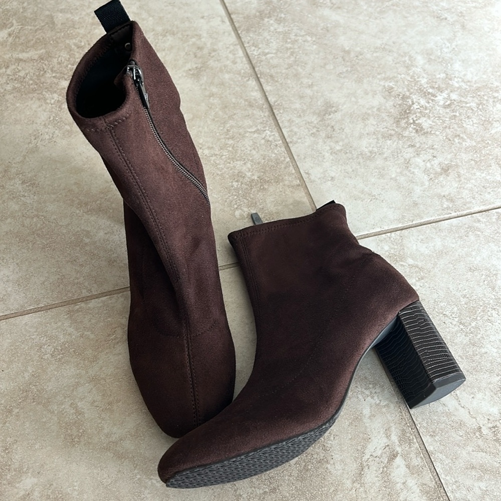 NWOB Donald J Pliner Carrie Boots Dark Brown Stretch Faux Suede Sock-Like Size 8